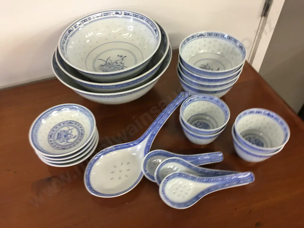 Blue & White Chinese Serving Bowls, Dishes & Spoons Image 1++