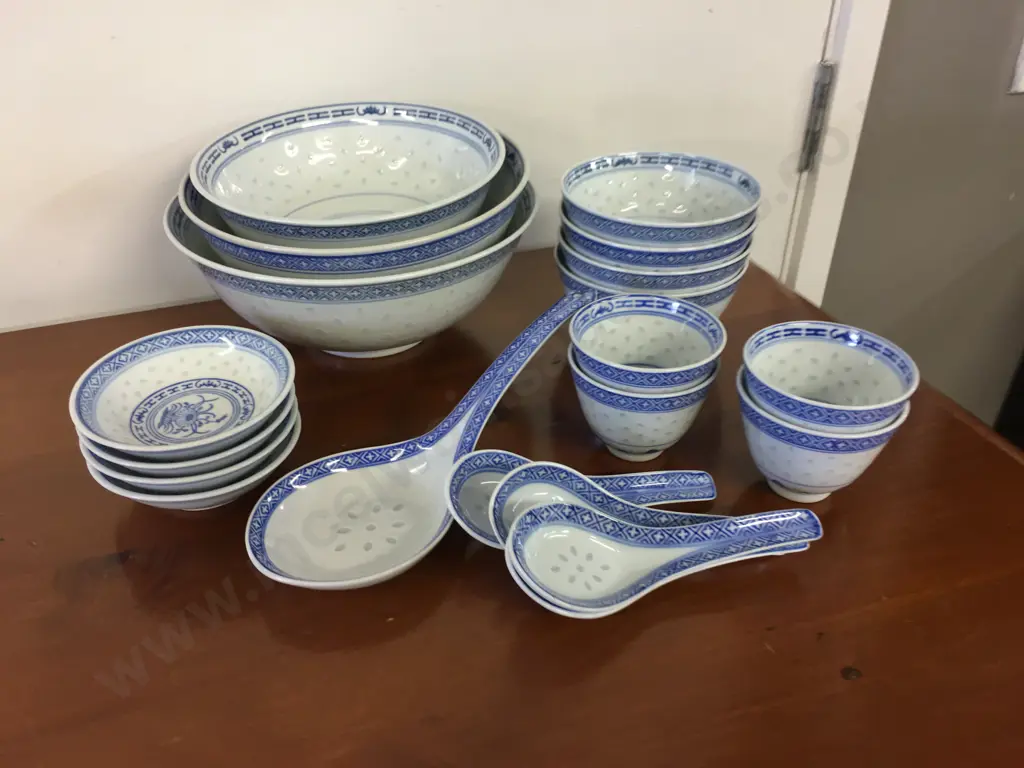 Blue & White Chinese Serving Bowls, Dishes & Spoons Image 1++