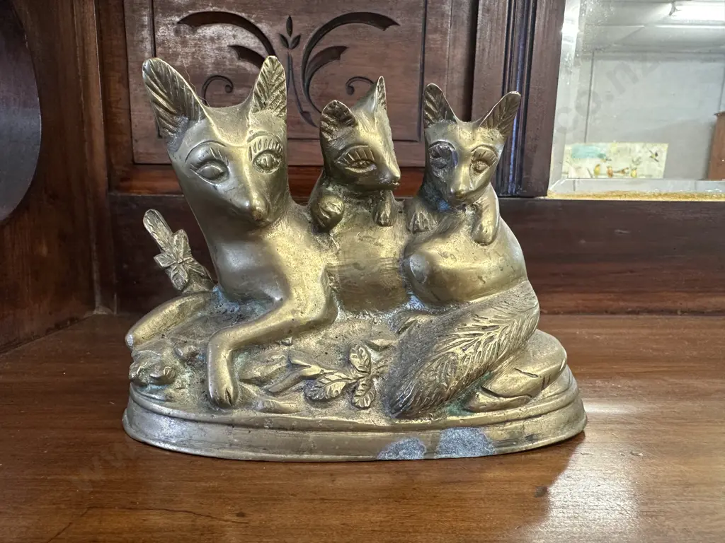 Vintage Brass Red Fox Mother With Cubs Figurine / Door Stop. 11 x 16cm Image 1++