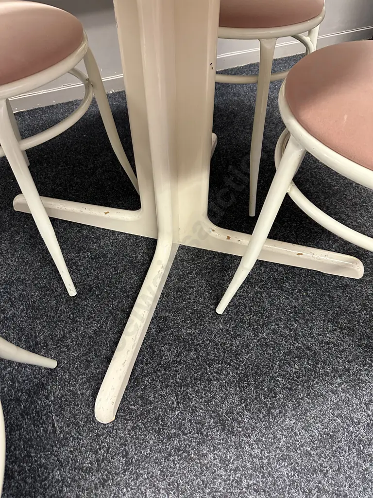 White Lacquered Round Table 72 x 90cm With 4 White Metal Round Upholstered Chairs Image 1++