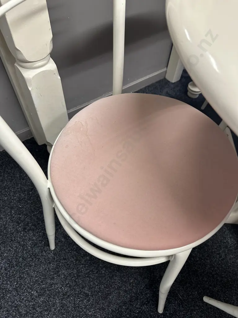 White Lacquered Round Table 72 x 90cm With 4 White Metal Round Upholstered Chairs Image 1++