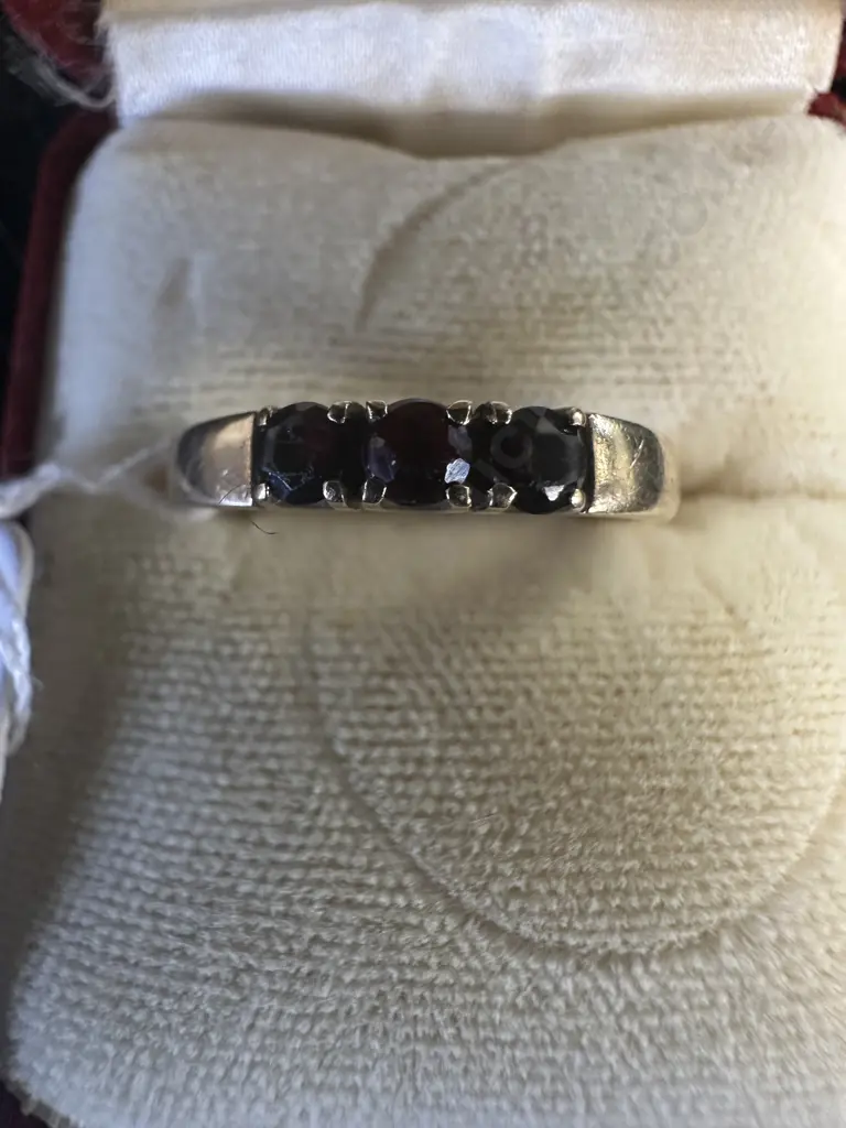 9ct Gold Ring With 3 Garnets Stamped 375 Image 1++
