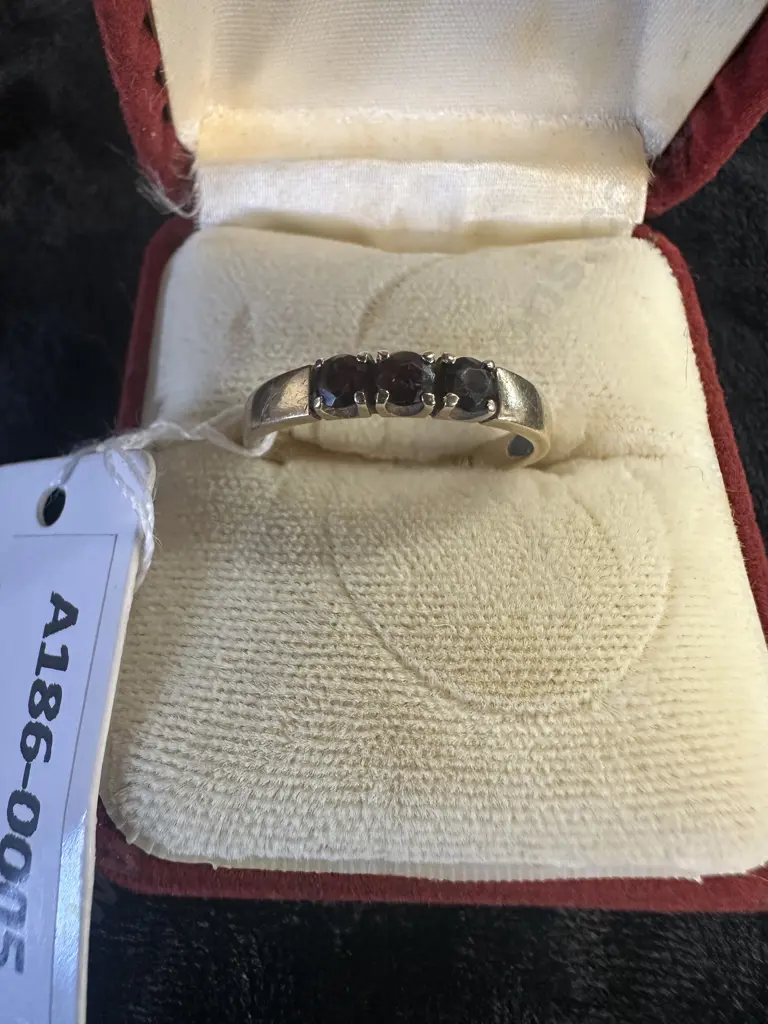 9ct Gold Ring With 3 Garnets Stamped 375 Image 1++