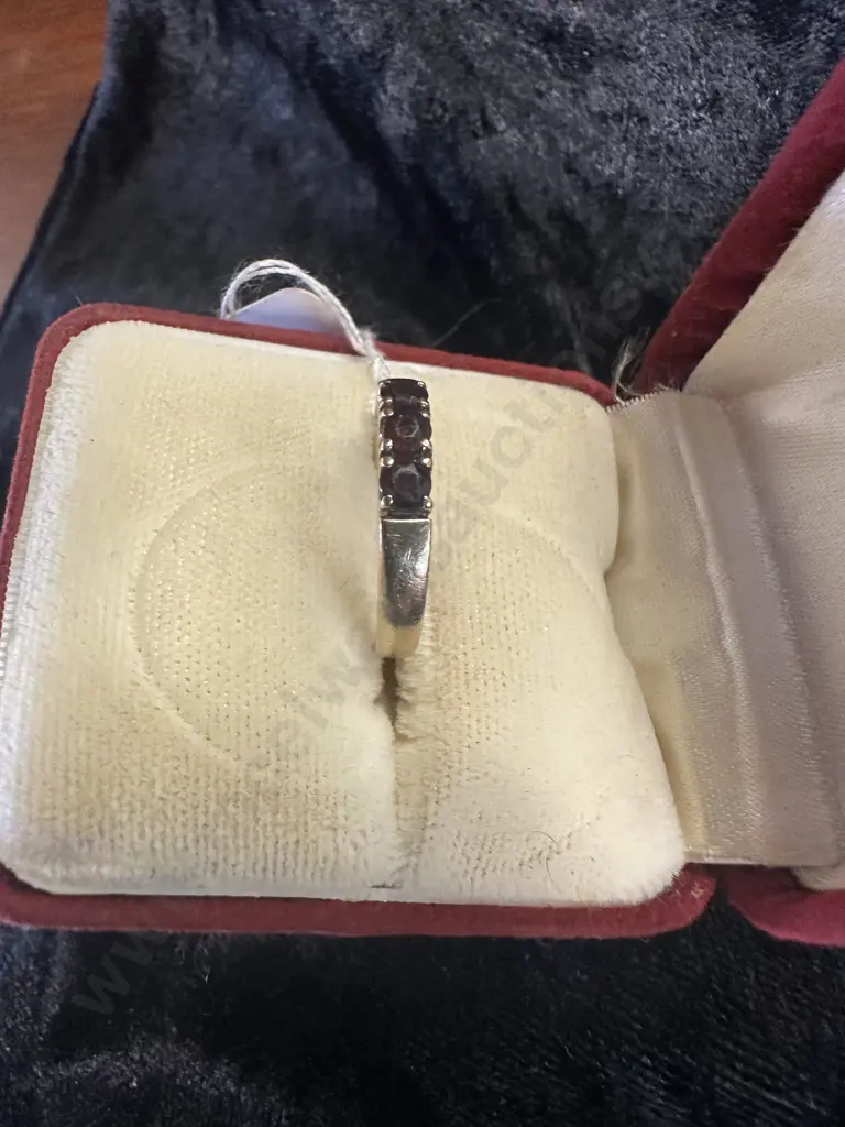 9ct Gold Ring With 3 Garnets Stamped 375 Image 1++