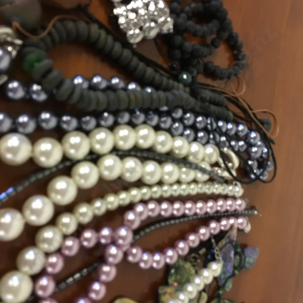 Assorted Costume Jewellery Including Necklaces, Brooches Etc Image 1++
