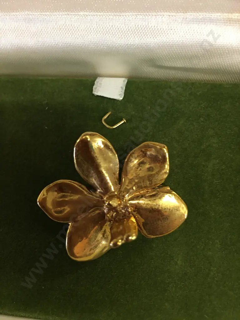 Risis Of Singapore Pendant Brooch Miniature Replica Of The Live Orchid & Plated In 22 K Gold Image 1++