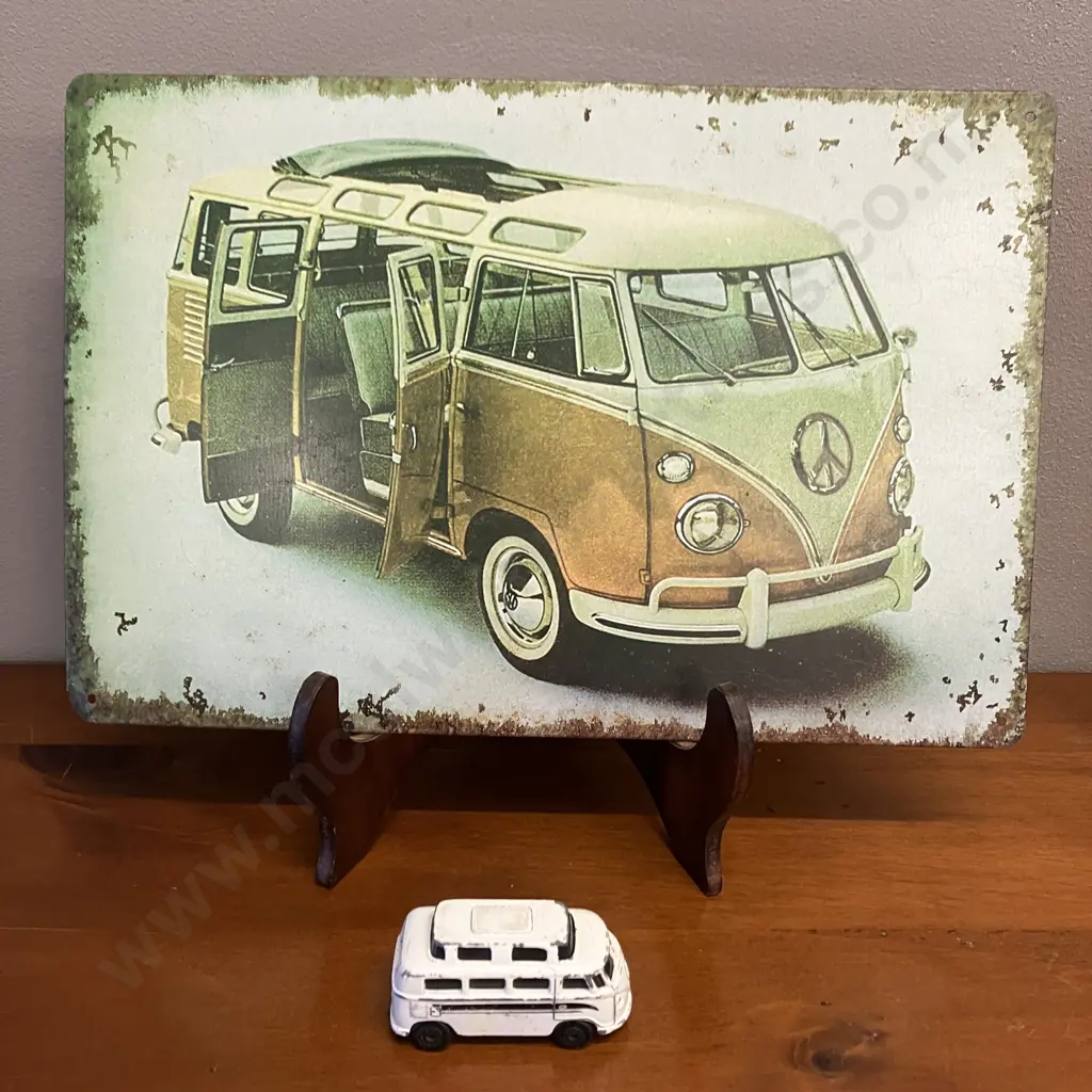 Maisto 1960s Volkswagen Camper 1:64 White Diecast With Volkswagen 20 x 30cm Tin Picture Image 1++