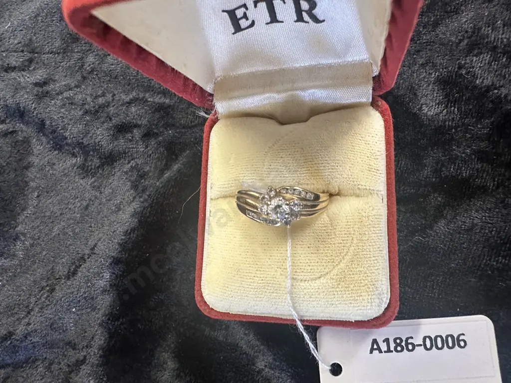 9ct Stamped Gold Ring With Diamonds Image 1++