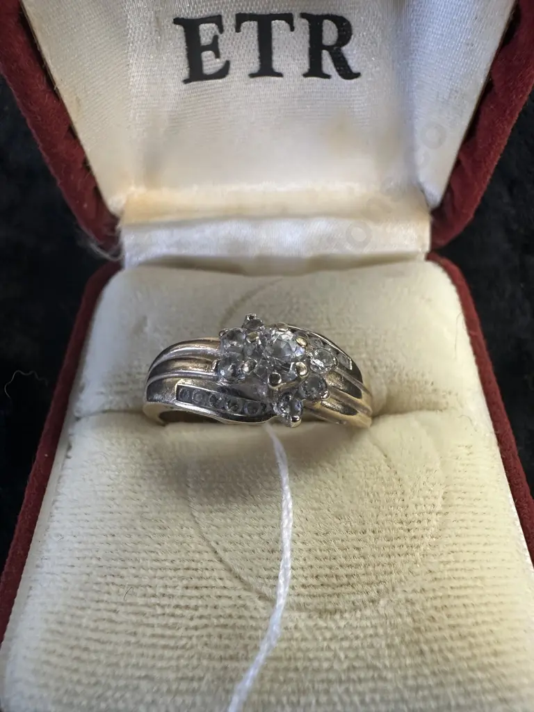 9ct Stamped Gold Ring With Diamonds Image 1++