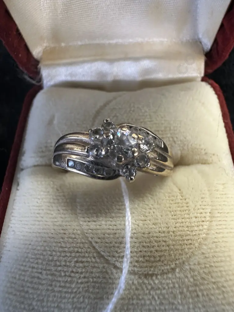 9ct Stamped Gold Ring With Diamonds Image 1++