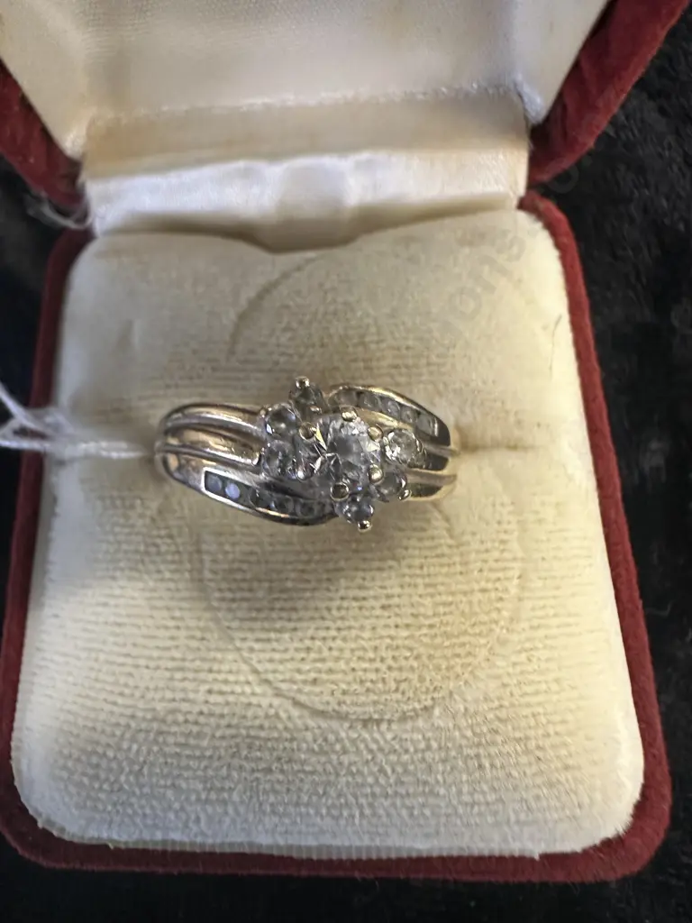 9ct Stamped Gold Ring With Diamonds Image 1++