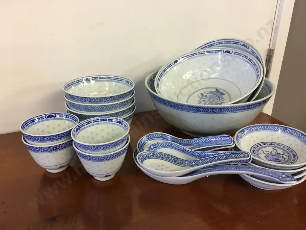 Blue & White Chinese Serving Bowls, Dishes & Spoons Image 1++