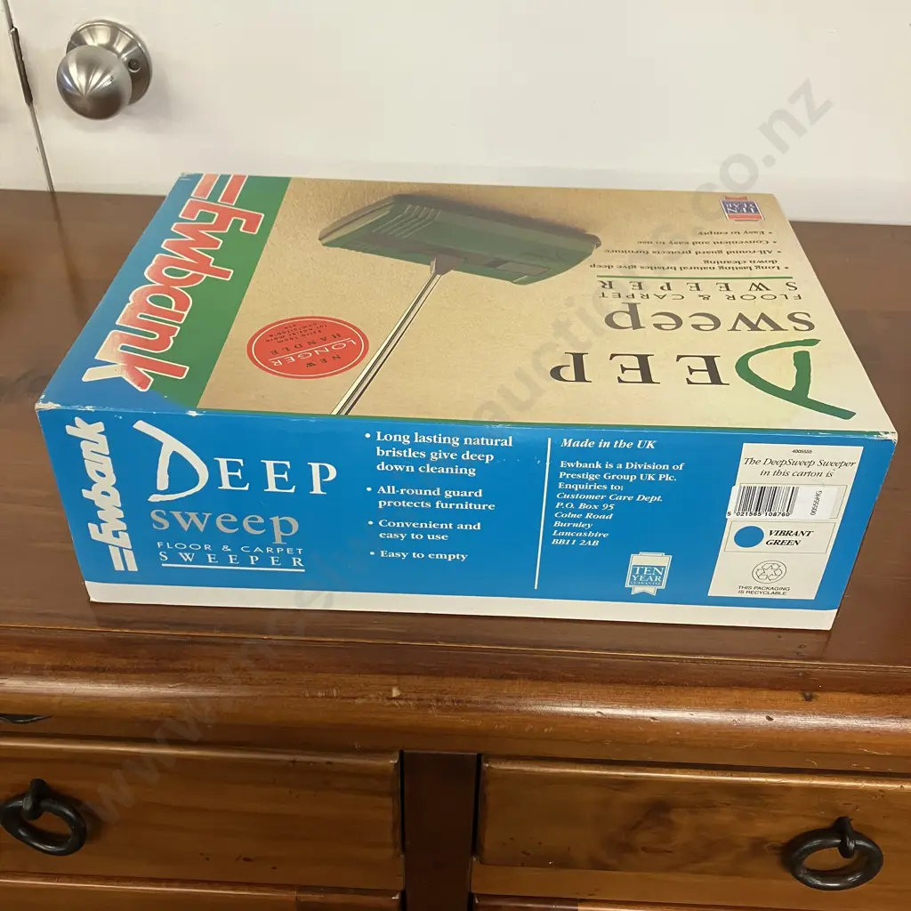 Vintage New In The Box Ewbank “Deep Sweep” Vibrant Green Manual Carpet Sweeper, Model 00555HG Image 1++