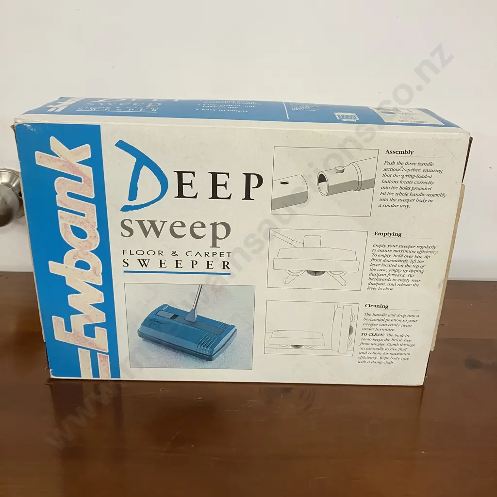 Vintage New In The Box Ewbank “Deep Sweep” Vibrant Green Manual Carpet Sweeper, Model 00555HG Image 1++
