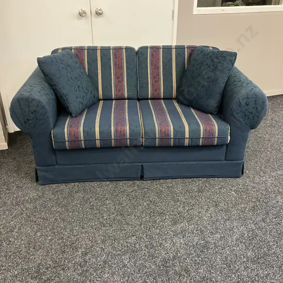 Mobilier Avonleigh 2 Seater Sofa, Blue / Burgundy / Gold Tones. 165 x 81cm