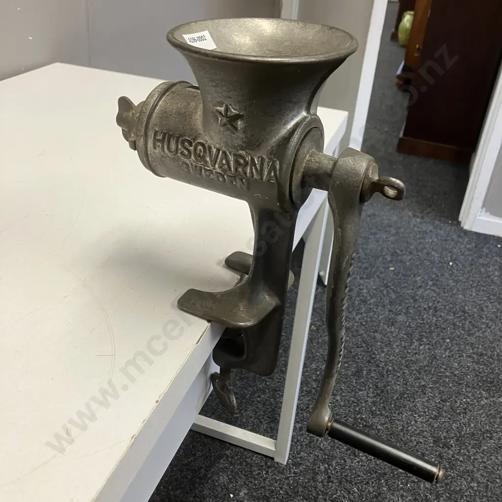 Vintage Husqvarna Sweden No. 3 Scandia Meat Grinder - Cast Iron Mincer with Table Top Vice Clamp. 29 x 27cm Image 1++