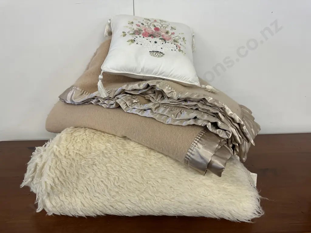 Alastair Pure Australian Merino Wool Satin Edged Double Blanket & A Double Woollen Underlay Image 1++