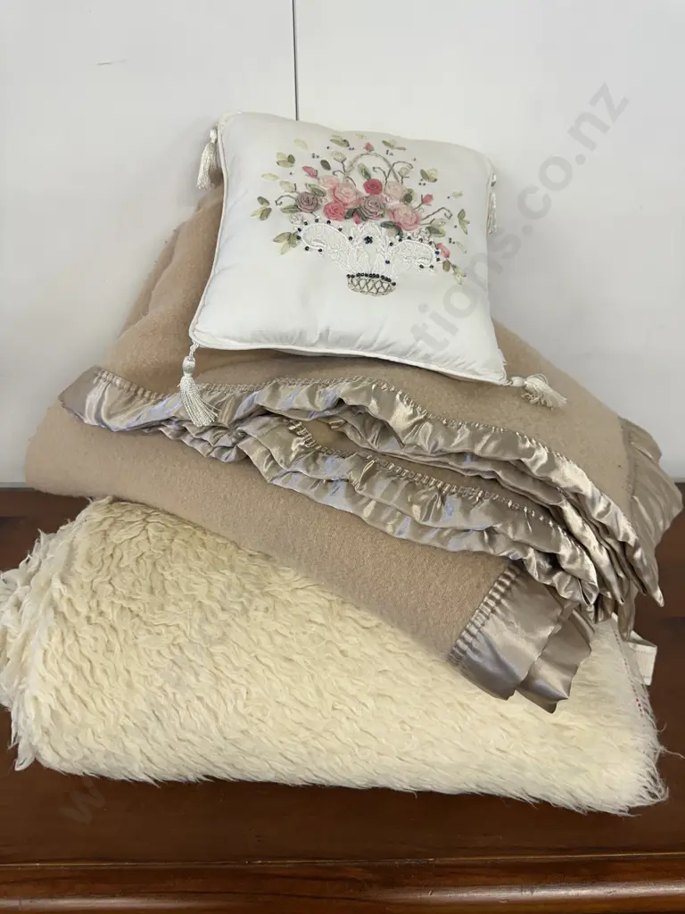 Alastair Pure Australian Merino Wool Satin Edged Double Blanket & A Double Woollen Underlay Image 1++