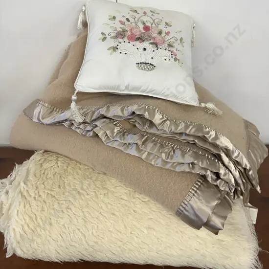 Alastair Pure Australian Merino Wool Satin Edged Double Blanket & A Double Woollen Underlay