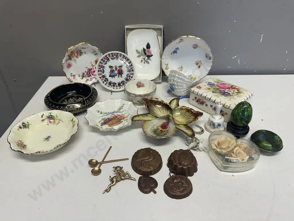 Selection Of Vintage & China Items Including Wedgwood, Moulds, Demi Dishes Etc Image 1++