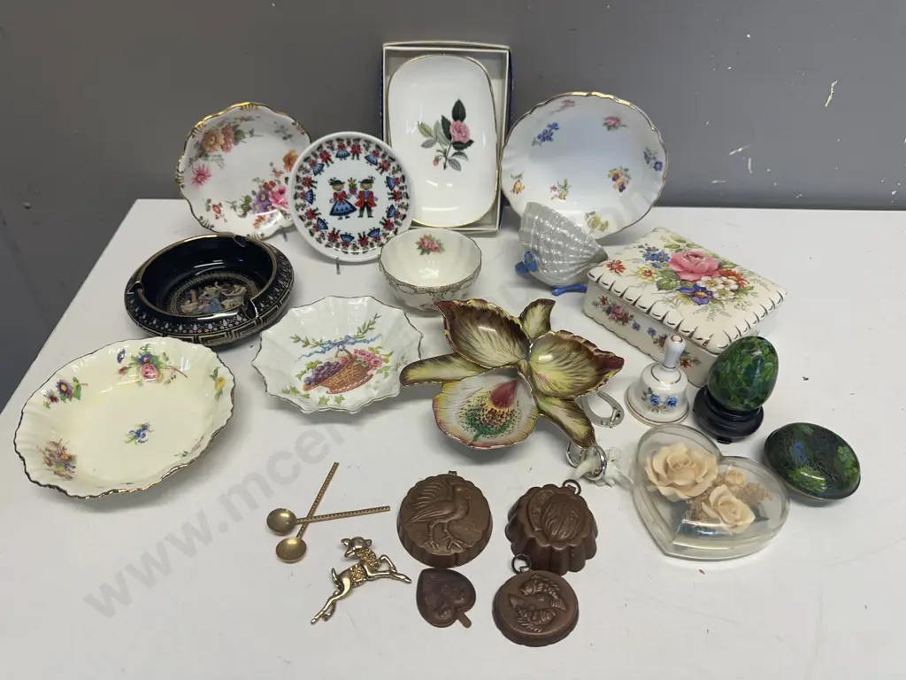 Selection Of Vintage & China Items Including Wedgwood, Moulds, Demi Dishes Etc Image 1++