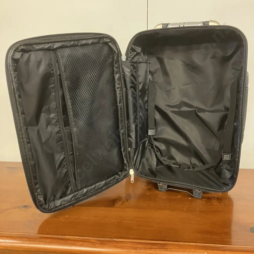 Small Samsonite Travel Bag, 2 Wheel, Retracting Handle, Black. H58 W37 D25cm Image 1++