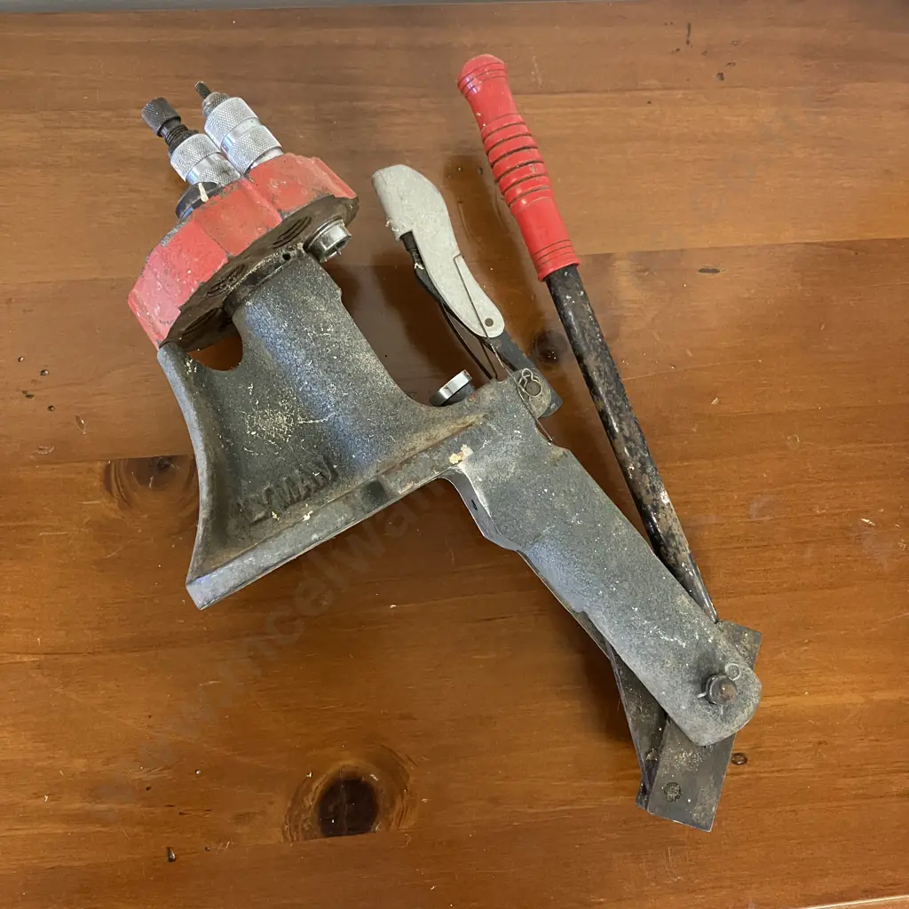 Lyman S-T Turret Reloading Press With 2 Dies Image 1++
