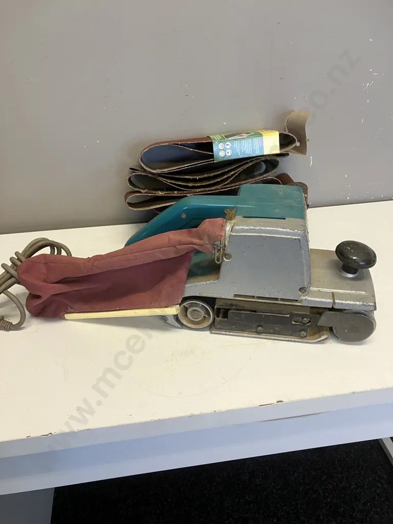 Makita 9401 1000W Electric Belt Sander (100x610mm) With Assorted Sanding Belts Image 1++
