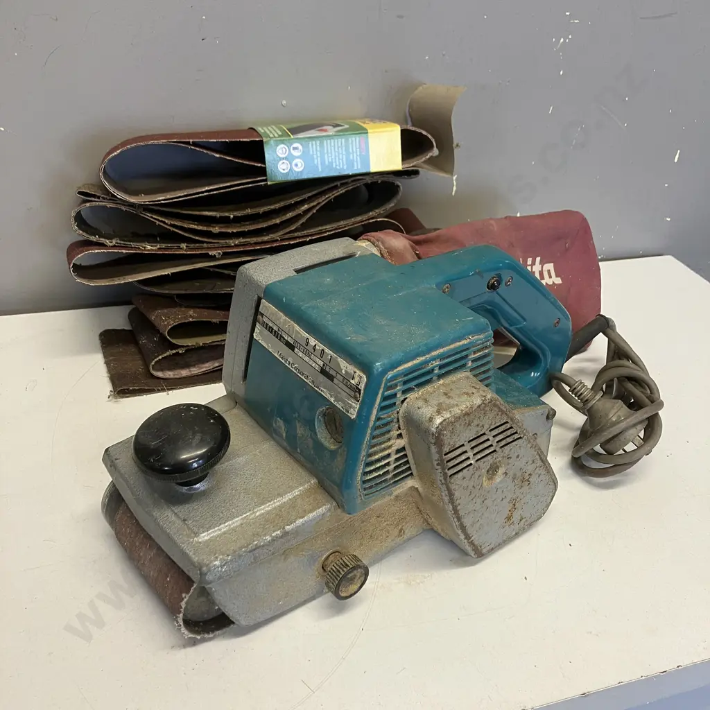Makita 9401 1000W Electric Belt Sander (100x610mm) With Assorted Sanding Belts Image 1++