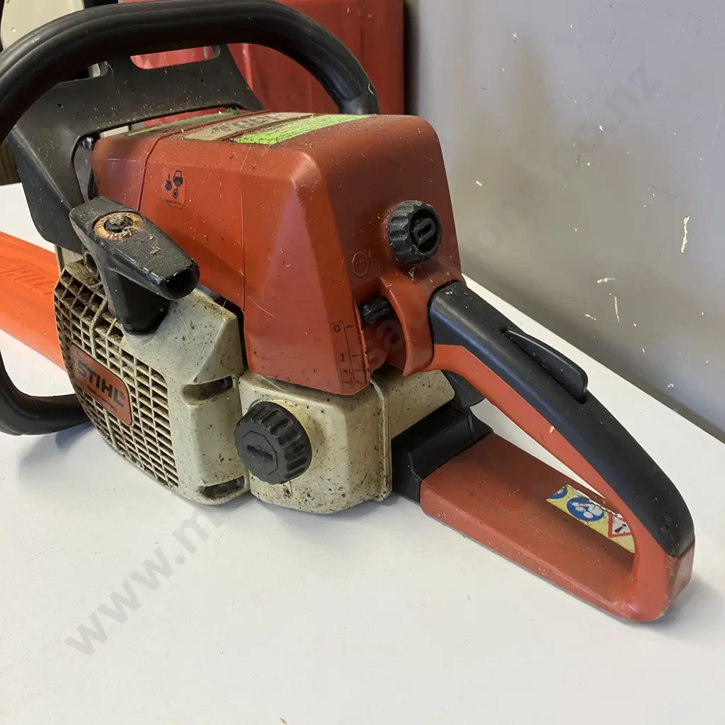 Stihl 021 Chainsaw & 10 Litre Red Plastic Fuel Container Image 1++