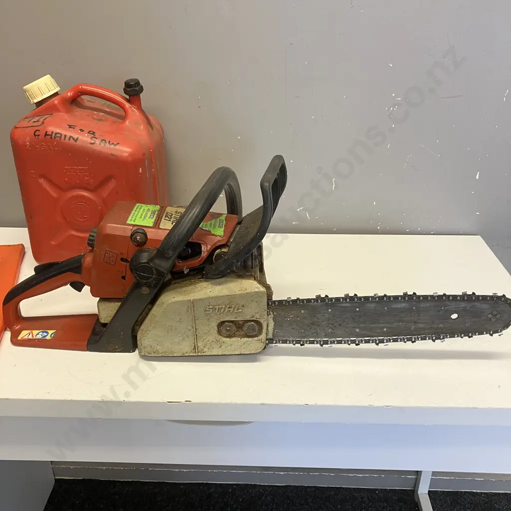 Stihl 021 Chainsaw & 10 Litre Red Plastic Fuel Container Image 1++