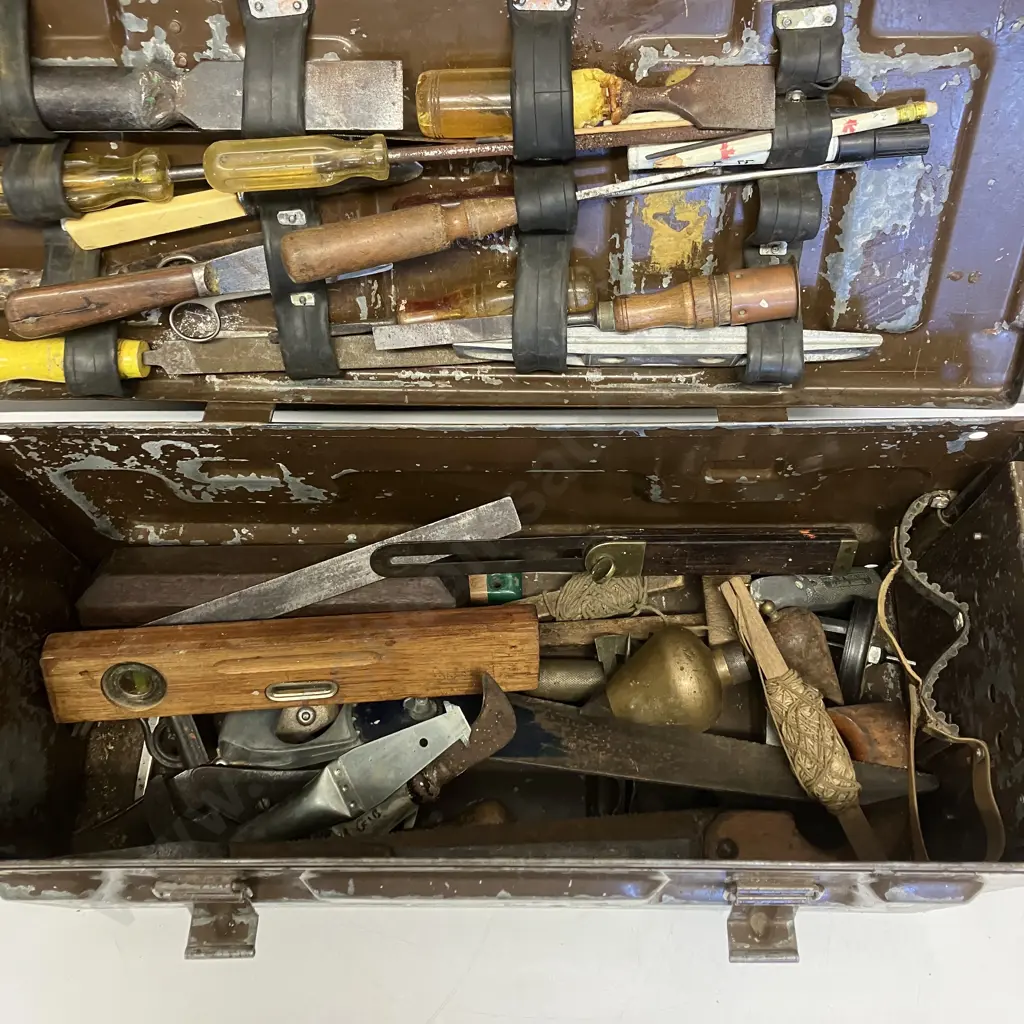 B192 MK1 RTB 1965 81mm Mortar Large Steel Ammo Box With Assorted Vintage Tools, Plumb Bobs, Hand Tools. H26 W59 D23cm Image 1++