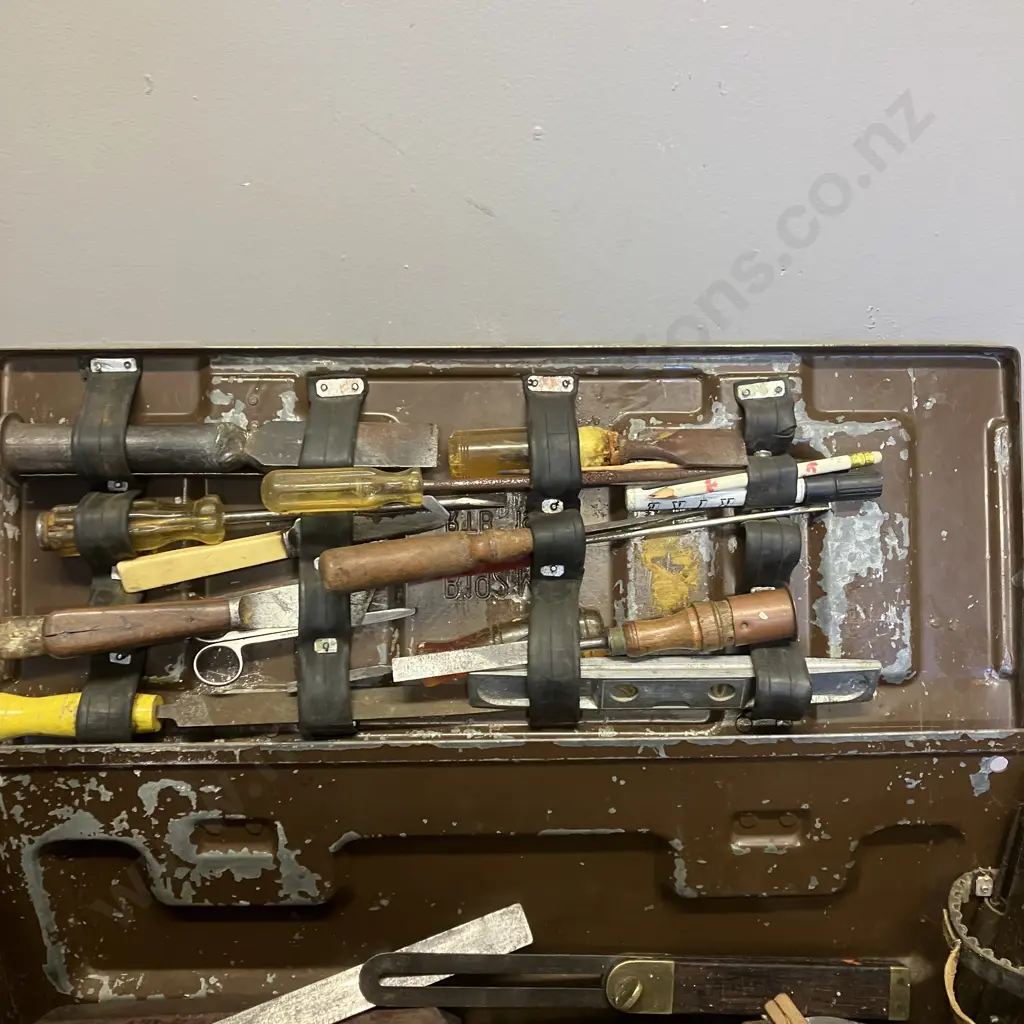 B192 MK1 RTB 1965 81mm Mortar Large Steel Ammo Box With Assorted Vintage Tools, Plumb Bobs, Hand Tools. H26 W59 D23cm Image 1++