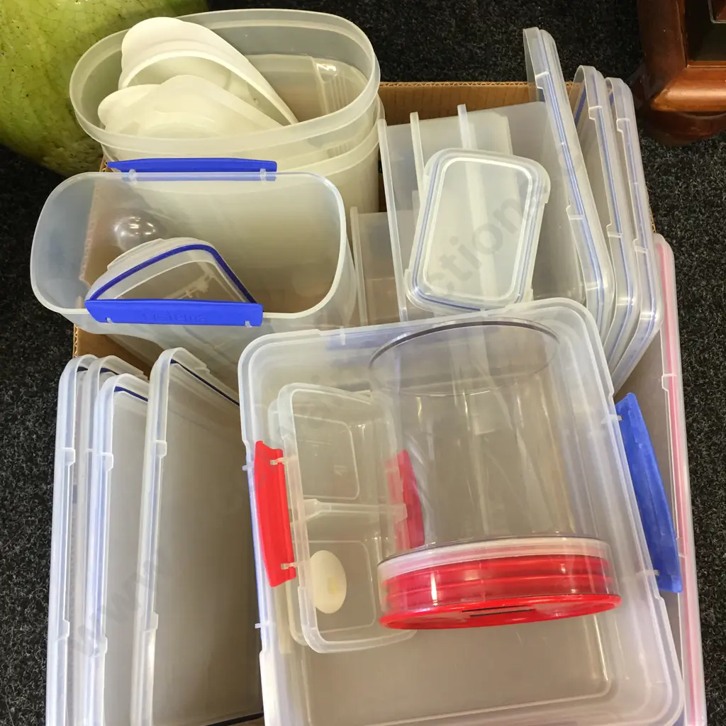 Selection of Plasticware Including Sistema Image 1++