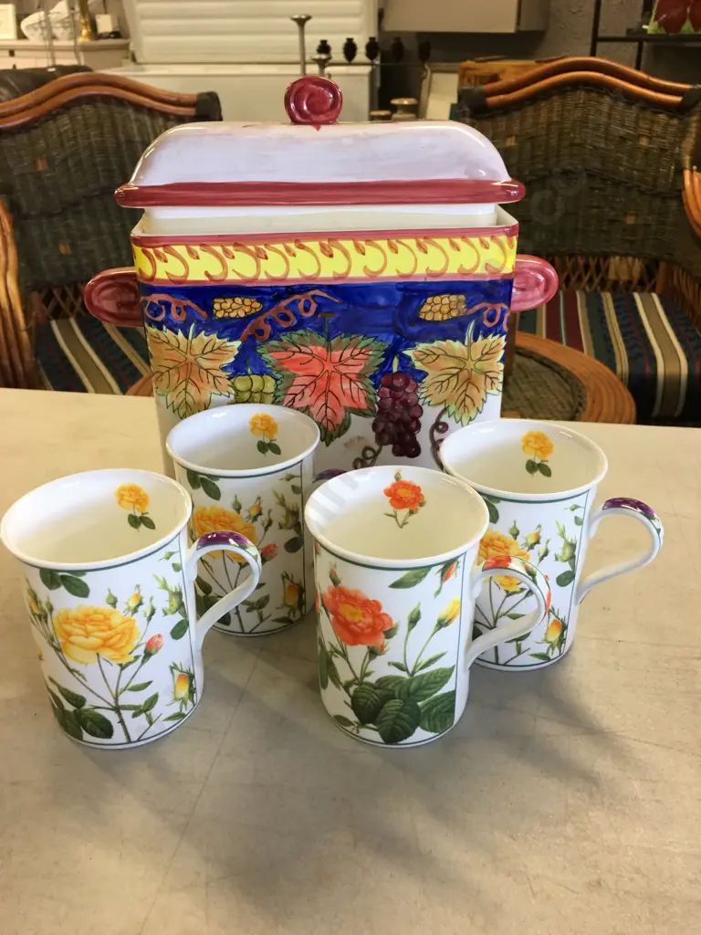 Ceramic Lidded Canister With 4 x Bone China Cups Image 1++