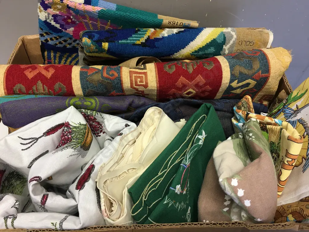 Vintage Linen Assorted Box Of Including Tea Towel Etc Image 1++