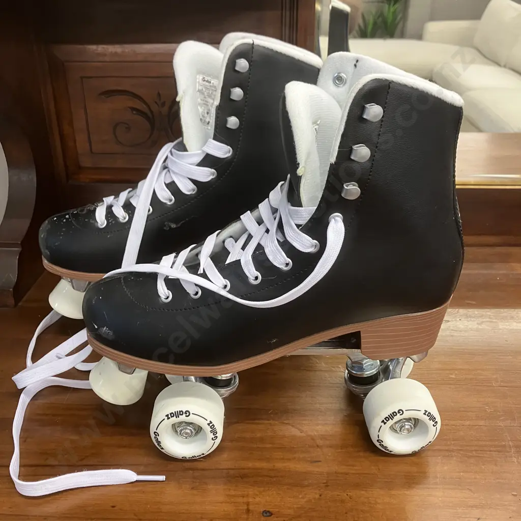 Gallaz Biarritz Quad Roller Skates - UK9 / EUR 41 / US10 Image 1++