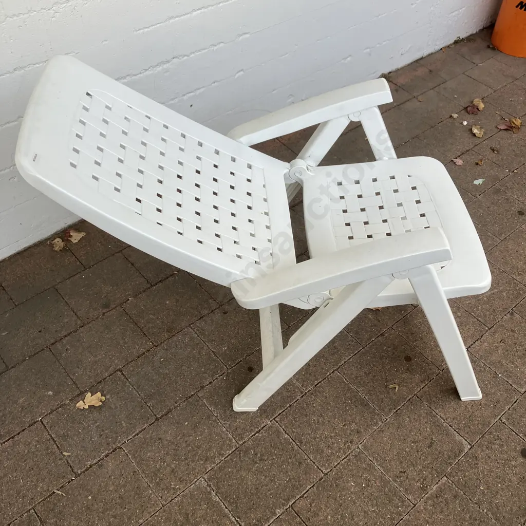 Nardi (Italy) Colosseo Outdoor Furniture - White Round Pull Down Table 73 x 119cm With 4 Folding Adjustable Armed Chairs Image 1++