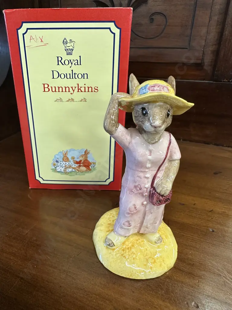 Royal Doulton Bunnykins Figure - DB215 Sightseer Bunnykins, Boxed Image 1++