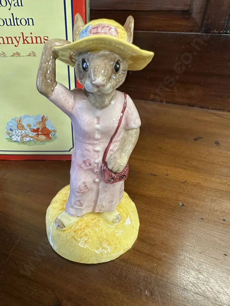 Royal Doulton Bunnykins Figure - DB215 Sightseer Bunnykins, Boxed Image 1++