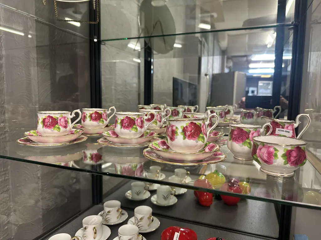 Royal Albert Old English Rose Fine China - 21 Pieces Including 6 x Trios Image 1++