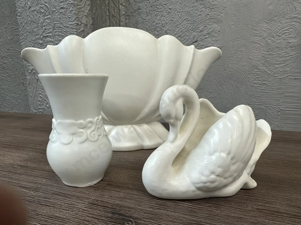 Vintage Cream Vases (af) Including Crown Lynn Etc Image 1++