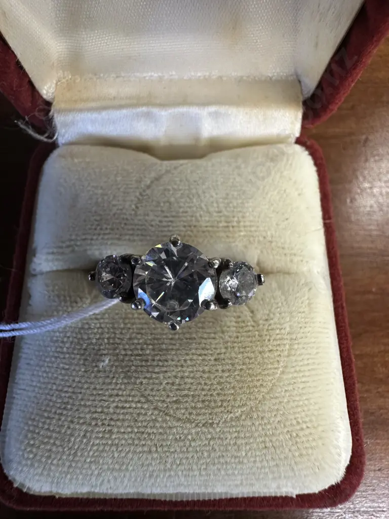 925 Ring With 3 Clear Stones Image 1++