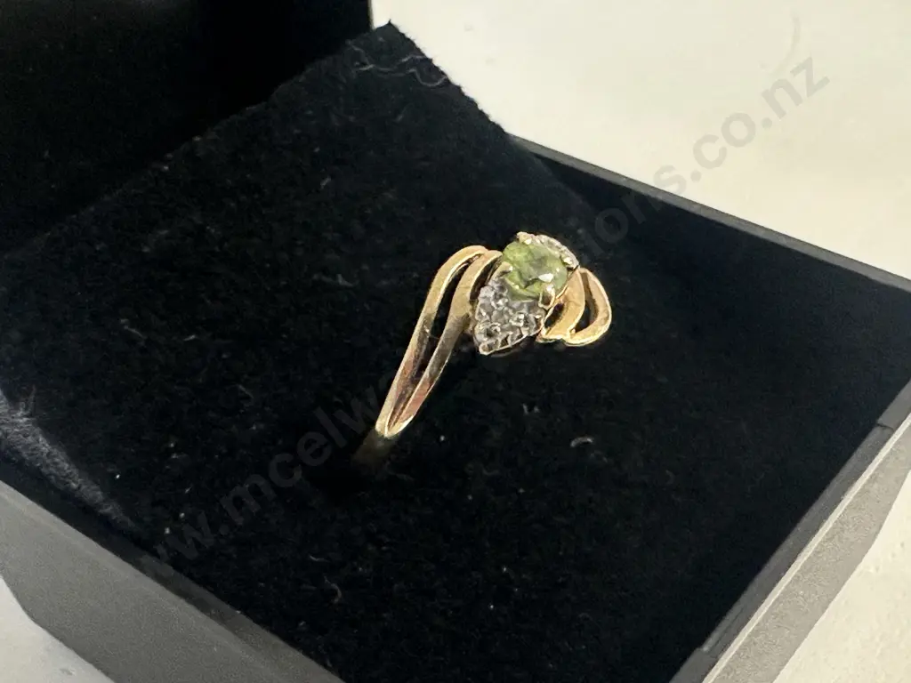 Gold Ring Stamped 375 With Peridot & Clear Stones  Image 1++