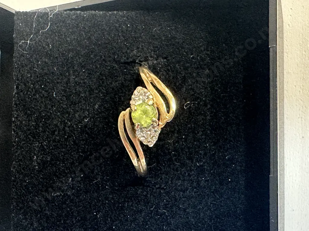 Gold Ring Stamped 375 With Peridot & Clear Stones  Image 1++