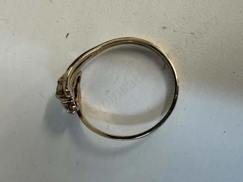 Gold Ring Stamped 375 With Peridot & Clear Stones  Image 1++