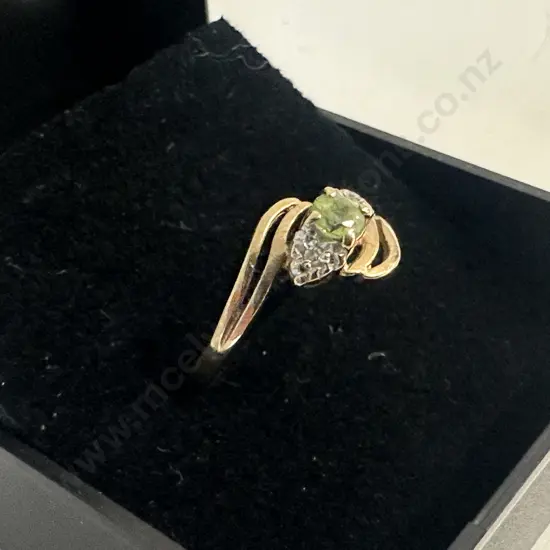 Gold Ring Stamped 375 With Peridot & Clear Stones 