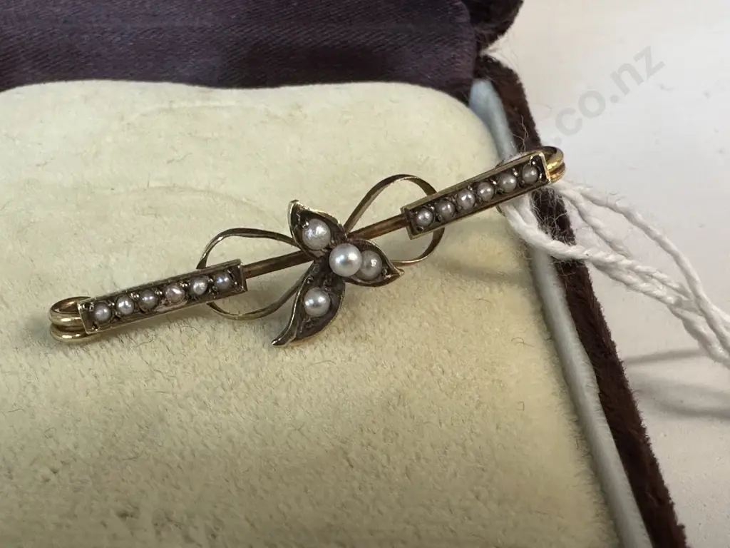 Vintage 9ct Brooch With Pearl Detail Image 1++