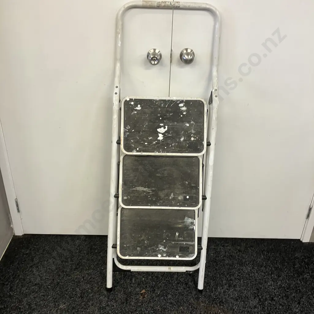 3 Step Steel Ladder Image 1++