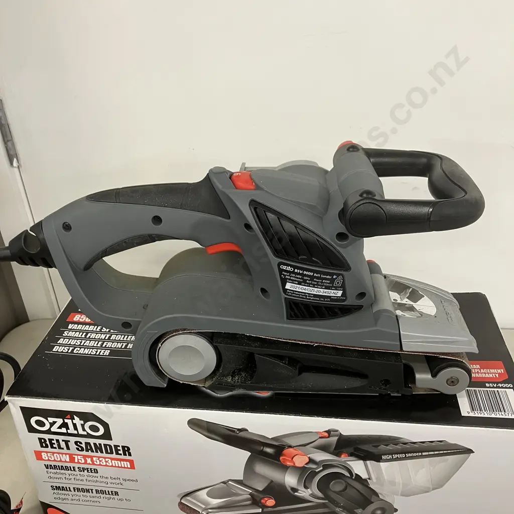 Ozito 850W 75 x 533mm Variable Speed Belt Sander Model BSV-9000, Boxed Image 1++